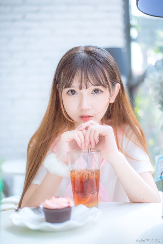 哪怕是他现在还能够指挥的船只，此刻面对江东水军迅捷的变阵，无孔不入的渗透，也只是在方寸之地苦苦支撑着，仿佛在暴风雨中的一叶扁舟，随时可能被浪涛吞没，这是陈到有生以来，打的最憋屈，也最无助的一仗。